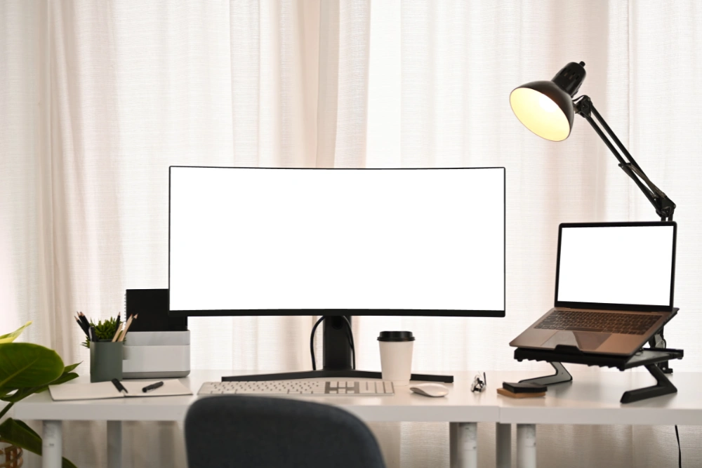 Monitory i lampki biuro