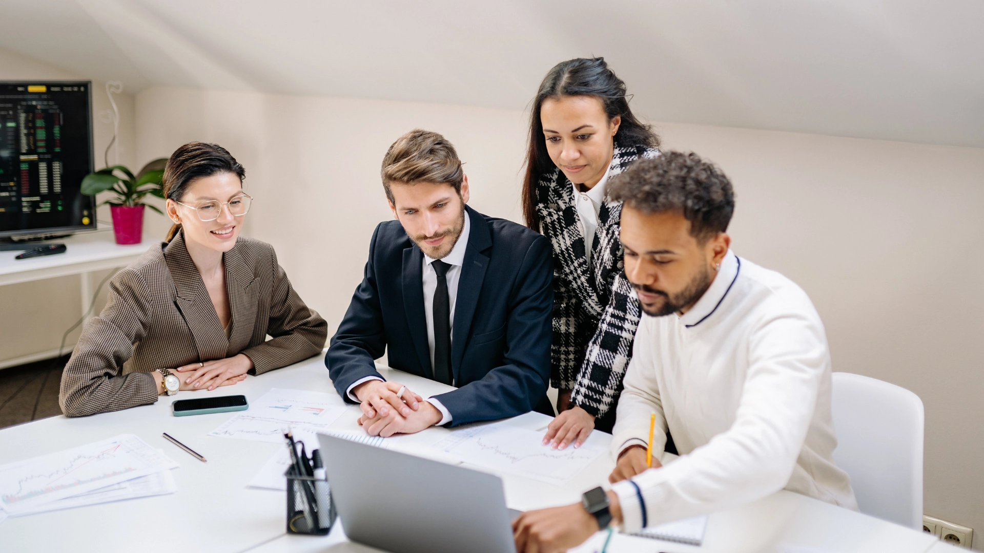 Wynajem vs Leasing sprzętu biurowego - co bardziej opłaca się Twojej firmie?